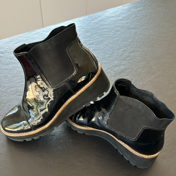 Eileen Fisher Sz 7 Chelsea Wedge Patent Leather Booties - Picture 2 of 11